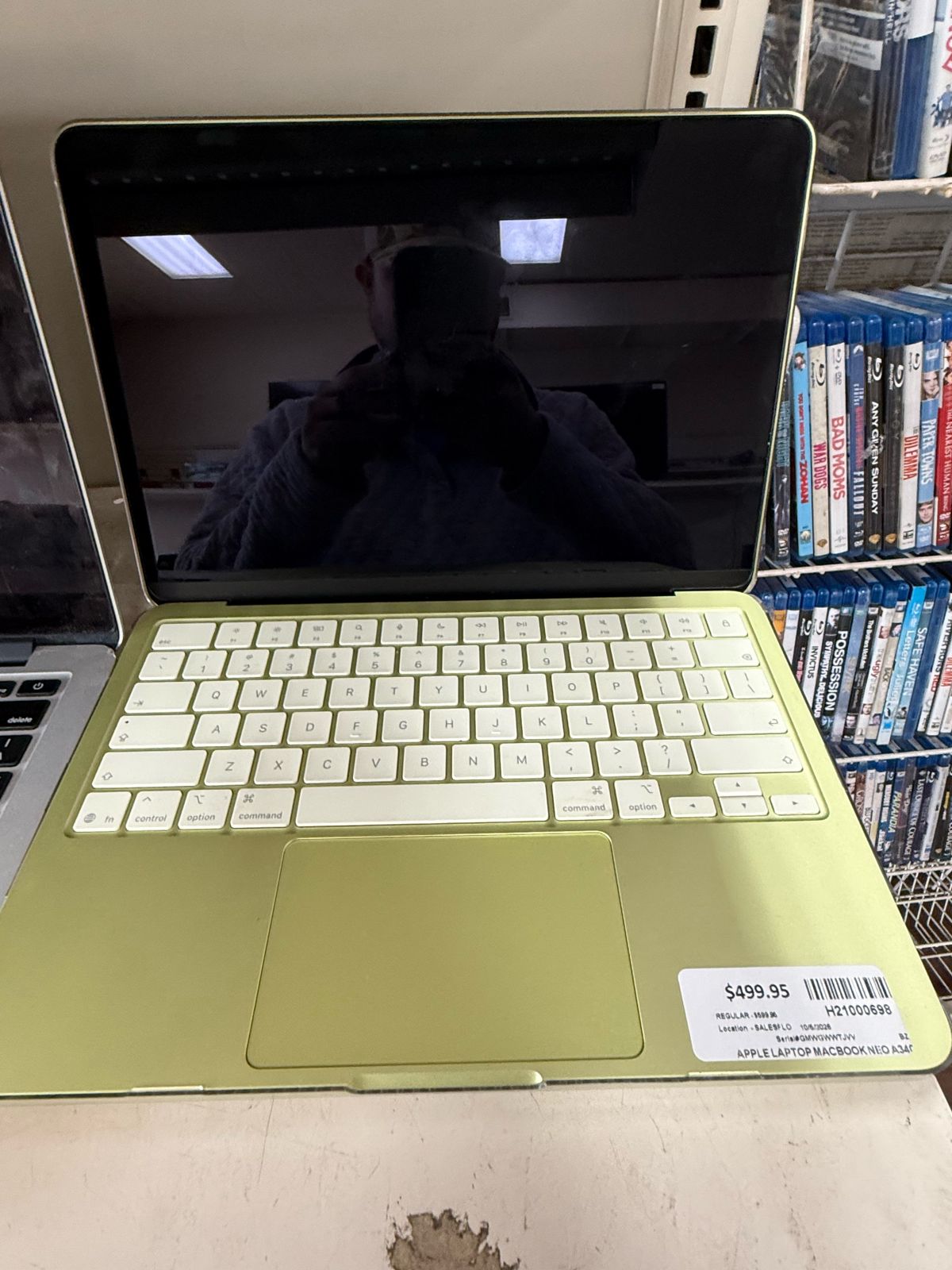 Apple MacBook Neo in Citrus